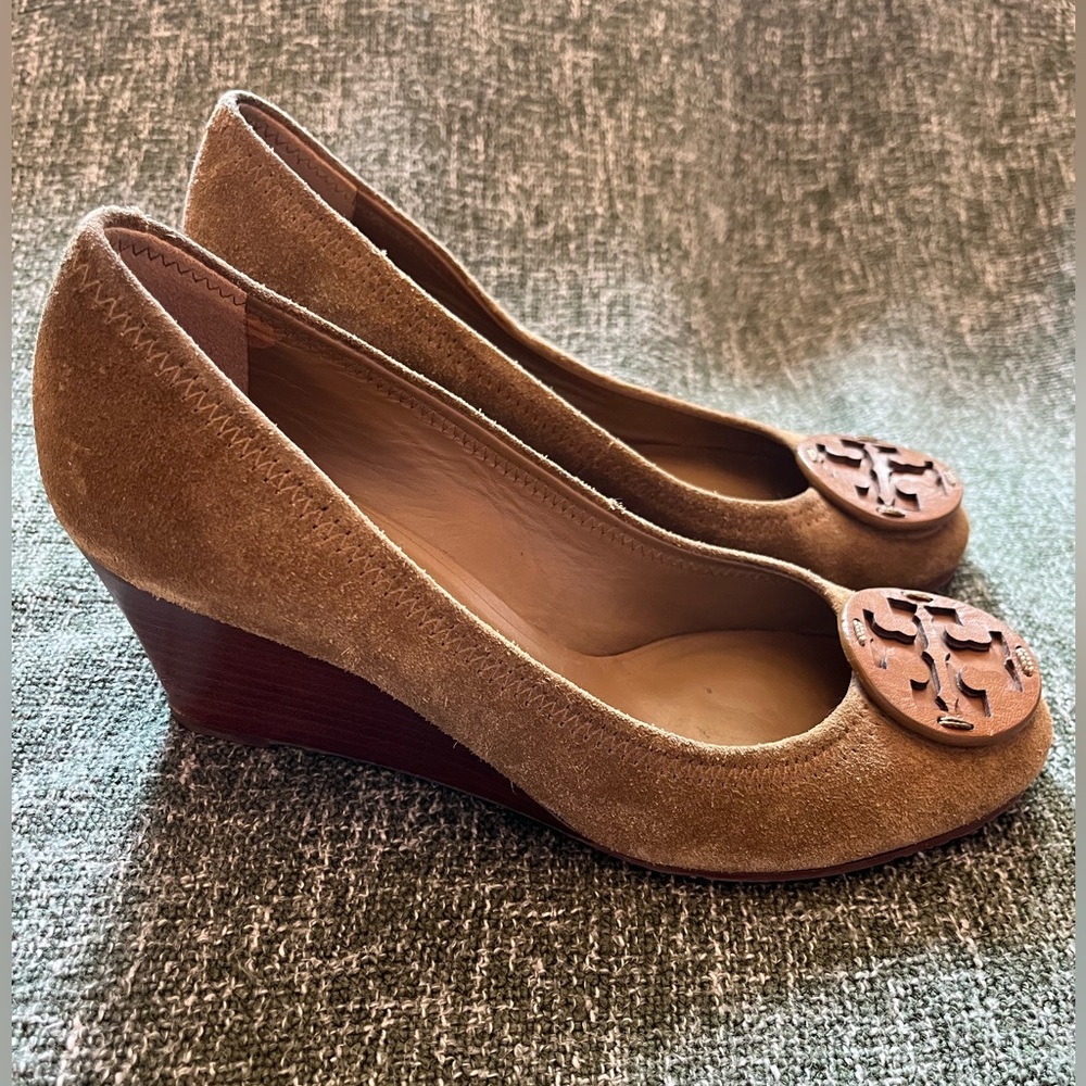 Tory Burch Sally Suede Wedge Heel Pumps Women's Size 8 Tan Brown Logo